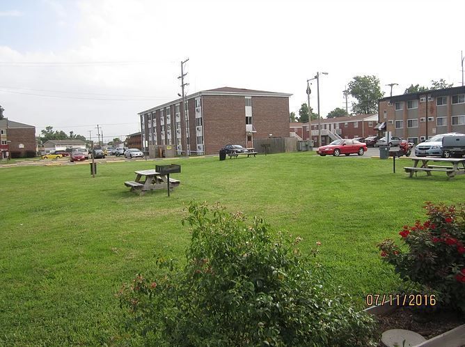 Ashburn Court Apartments: 506 S Graham Ave, Carbondale, IL 62901